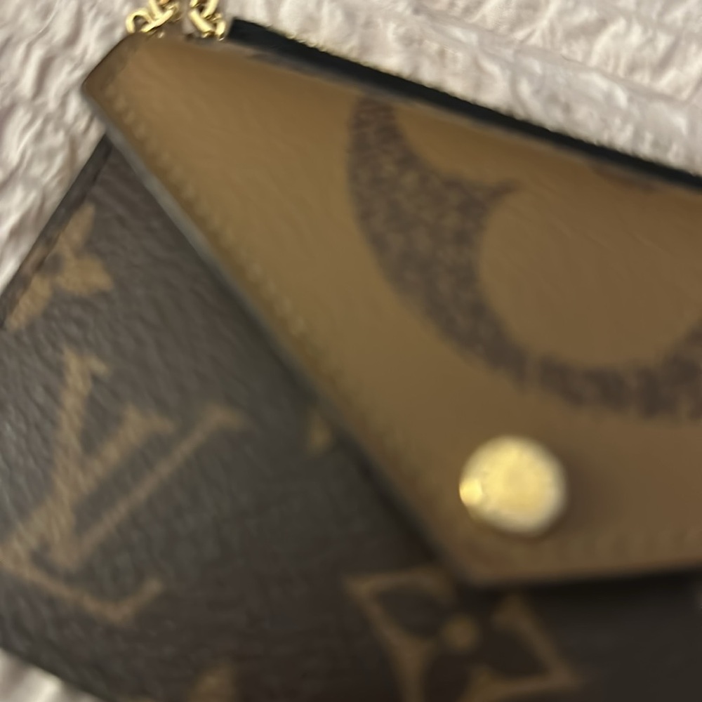 Louie Vuitton Monogram Reverse Card Holder - Picture 7 of 8